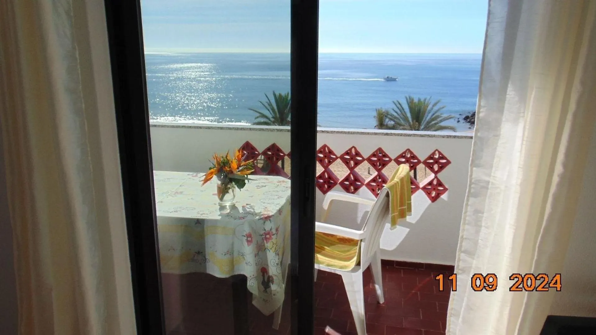Wohnung In Quarteira Mit Balkon Und Meerblick Direkt An Strand